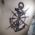 Tatuaje en el costado,  ancla con compás estupendos