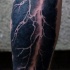 Tatuaje en la pierna, relámpago realista negro blanco