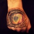 grande realistico occhio di drago tatuaggio su mano