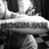 Tatuaje en el antebrazo, frase en griego estilizada