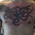 Tatuaje  de  pulpo único no pintado en el pecho