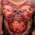 Tatuaje en el pecho y estómago, calavera, mujer y monstruo,  colores rojos