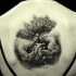 Tatuaggio realistico sulla schiena le mani con l'albero con le radice
