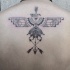 Tatuaje en la espalda alta, 
pájaro formado de ornamento único y flechas cruzadas