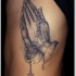 Tatuaje en el costado,
manos viejas que oran