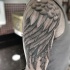 Tatuaje en el brazo,
 ala elegante fantástica