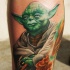 Tatuaje en la pierna,
Yoda precioso tranquilo de la guerra de las galaxias