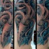 Tatuaje en el brazo,
calamar magnífico en el agua