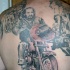 biker su moto tatuaggio sulla schiena