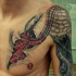 Biomechanisches Tattoo mit Oktopus an der Schulter