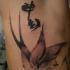 Tatuaje en el costado, gorrión, jeroglíficos