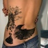 Tatuaje en la espalda, árbol y cuervo