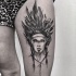 Bocado pintado por Inez Janiak tatuagem de coxa de mulher indiana