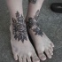 Tatuaje en los pies,
 dos flores de colores gris y negro