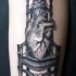 Tatuaggio bianco nero il cuore sul trono