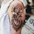 Tatuaggio nero bianco sul deltoide il cuore & l'albero & l'uccello & i fiori by DeCraneo