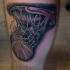 Schwarzer und grauer Stil Basketball mit Schriftzug Tattoo am Bein