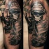 Schwarzes und graues farbiges Schulter Tattoo des modernen militärischen Soldaten mit Maschinengewehr