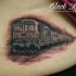 Tatuaje estilo vientre negro y gris detallado del viejo tren de la URSS