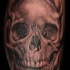 Schwarzes und graues detailliertes Bein Tattoo des menschlichen Schädels
