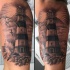 Schwarzer und grauer Stil großes Bizeps Tattoo von Leuchtturm mit Möwen