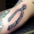 Schwarzer und grauer Stil kleinenes Arm Tattoo mit Knochen