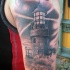 Schwarzer und grauer Stil kleiner alter Leuchtturm und Wellen Tattoo auf der Schulter