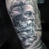 Tatuaje en el brazo,
estatua de Poseidón muy realista 3D