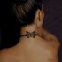 Tatuaje en el cuello, collas elegante con mariposa, tinta negra