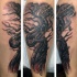 Schwarzes und weißes Unterarm Tattoo mit gruseligem Baum