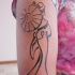 Tatuaje en el brazo, silueta de geisha grácil con paraguas