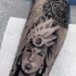 Schwarzweißes Bein Tattoo mit Porträt der indianischen Frau mit Tribal Tablette