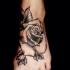 Tatuaje en el pie, rosa grande sencilla