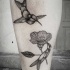 Tatuaje en la pierna, dos colibríes con flor exótica, dibujo negro blanco