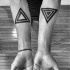 Tatuajes de triángulos simples en los antebrazos, tinta negra