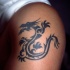 Tatuaje en el brazo, diseño de dragón chino