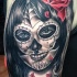 raccapricciante nera ragazza santa morte con rose rosse tatuaggio