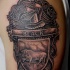 nero stemma di famiglia con toro tatuaggio a mezza manica