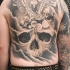 grigio nero grande cranio con vari meccanismi tatuaggio cu tutta schiena