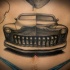 macchina grigio nero tatuaggio sulla pancia
