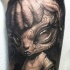 grigio nero carino aliene tatuaggio sul braccio