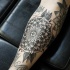 Tatuaje en el antebrazo, mandala negra estilizada