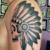 Tatuaje en el brazo,
cráneo indio simple de perfil