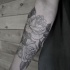 Tatuaje en el antebrazo, rosas descoloridos grandes