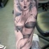 Tatuaje de  chica pin up  en el antebrazo