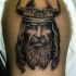 Tatuaje  de vikingo  severo en el brazo