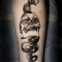 grigio nero cranio trafitto da pugnale e serpente tatuaggio