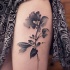 grigio nero acquerello fiori tatuaggio sulla coscia di donna