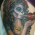 SANTA MUERTE DAI CAPELLI NERI CON CUORE ROSSO SULLE MANI TATUAGGIO