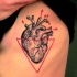 Tatuaggio carino sul fianco il cuore nero & il triangolo rosso